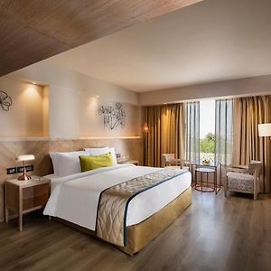 Deluxe King Room Avail on FNB & 11 Happy Hour from 1pm 11pm on selected brands at Lattice Bar
